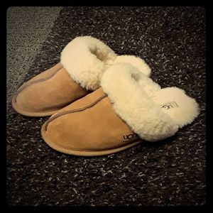 LIKE NEW Ugg Slippers